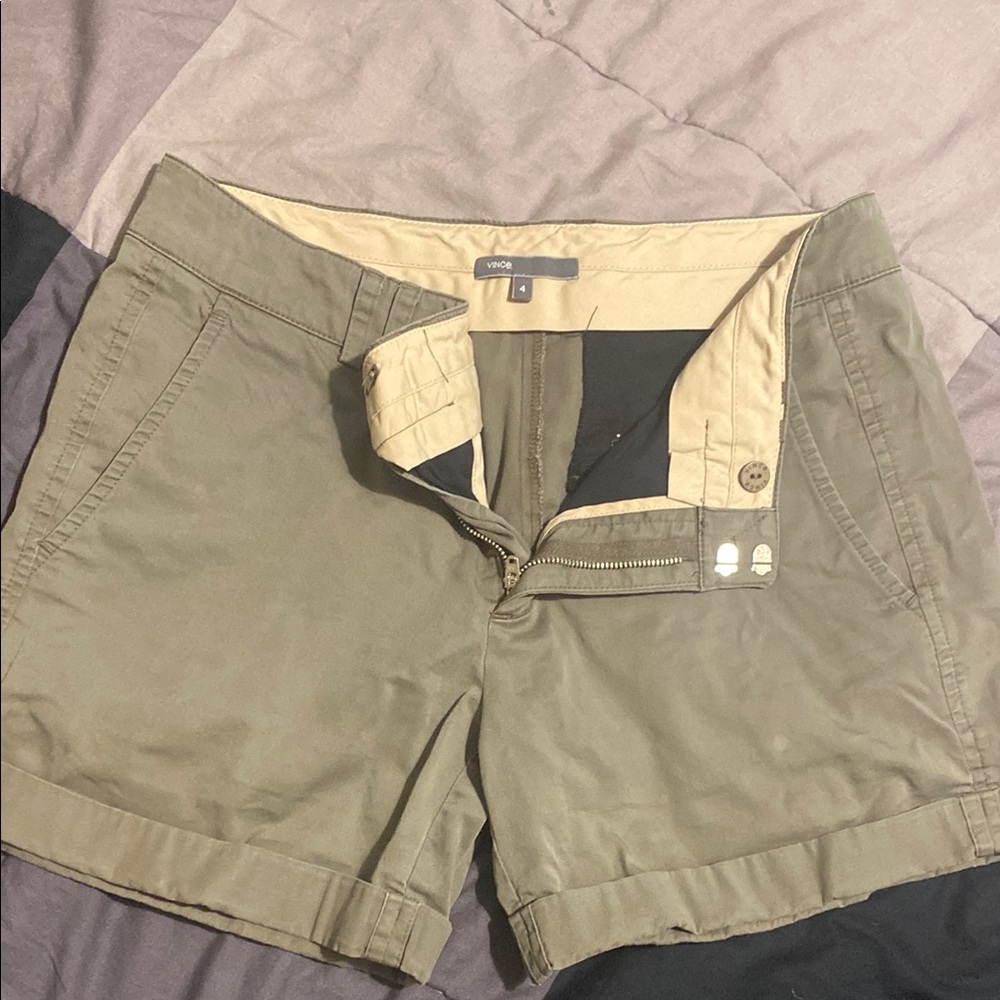 Vince Green Cargo Shorts with Classic Design